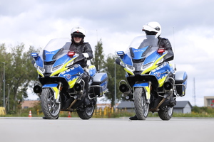 policjanci na motocyklach