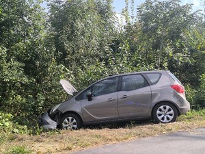 na zdjęciu uszkodzony samochód