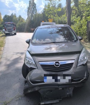 na zdjęciu uszkodzony samochód