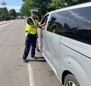 na zdjęciu policjant badający stan trzeżwości
