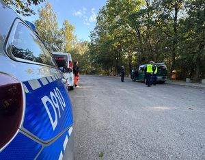 radiowóz i policjanci podczas kontroli pojazdu
