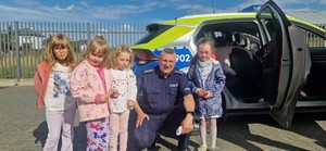 na zdjęciu dzielnicowy i dzieci