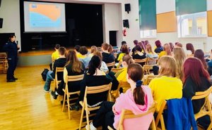 na zdjeciu uczniowie i policjantka prowadząca zajęcia