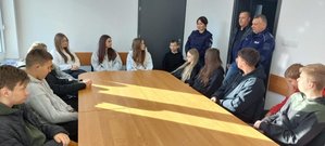 uczniowie w Komisariacie 1