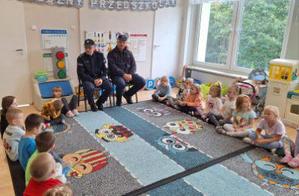 na zdjeciu policjanci na spotkaniu profilaktycznym z dziećmi