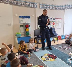 na zdjeciu policjanci na spotkaniu profilaktycznym z dziećmi