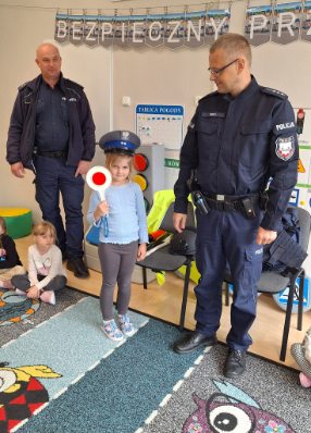 na zdjeciu policjanci na spotkaniu profilaktycznym z dziećmi