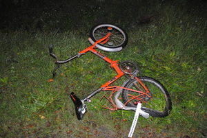 rower leży na trawniku