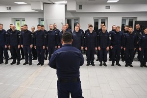 policjanci stojący w rzędzie