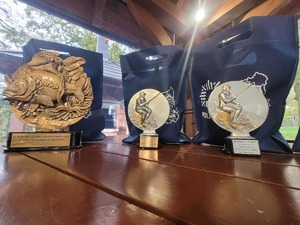 na zdjeciu statuetki