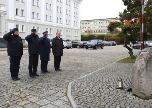 policjanci oddają hołd