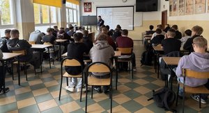 policjant i uczniowie