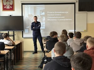 policjant i uczniowie