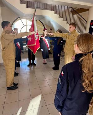 ślubujący policjanci i strażacy