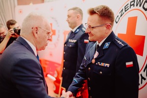 na zdjęciu policjant odbierający odznaczenie