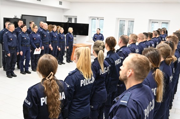 policjanci na apelu na zakończenie szkolenie podoficerskiego