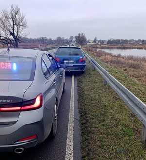 na zdjęciu zatrzymany samochód marki Peugeot