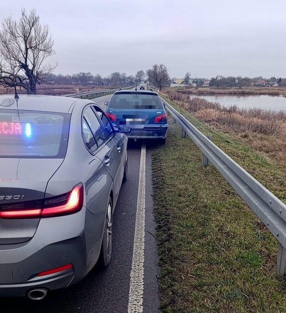 na zdjęciu zatrzymany samochód marki Peugeot