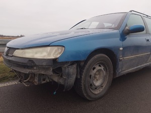 samochód marki Peugeot bez tablicy i zderzaka