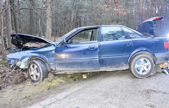 uszkodzony samochód osobowy po zdarzeniu drogowym