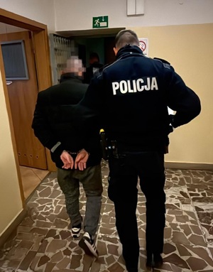 na zdjęciu policjanci z zzatrzymanym