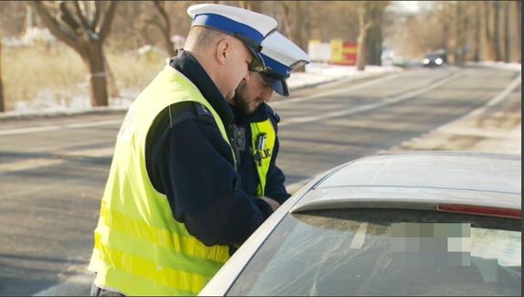 policjanci kontrolują auto
