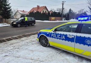 policjant bada stan trzeźwosci kierowcy