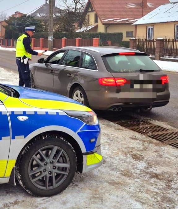 policjant bada stan trzeźwosci kierowcy