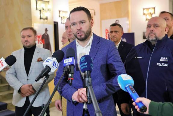 Wojewoda wypowiada się przed kamerami po prawej Komendant Wojewódzki