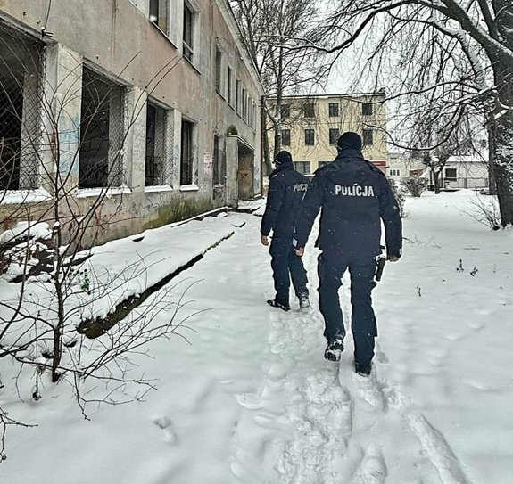policjanci kontrolują pustostany