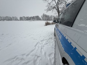 policjanci patrolują zbiorniki wodne