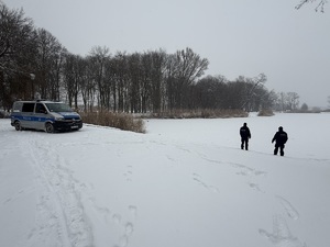 policjanci patrolują zbiorniki wodne