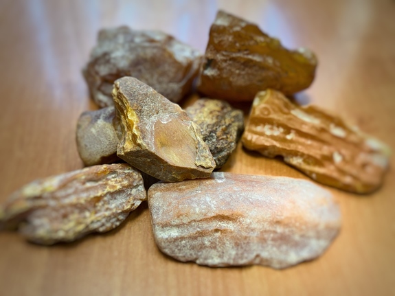 kilka bryłek bursztynu równej wielkości