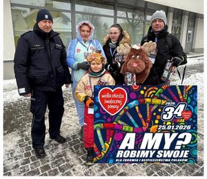 policjant z wolontariuszami