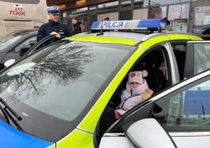 dziecko siedzi w radiowozie