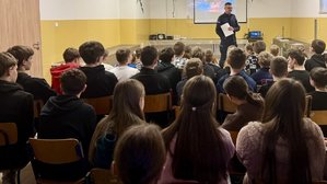 policjant prowadzi zajecia