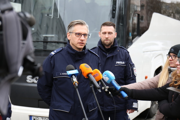 na zdjeciu policjant