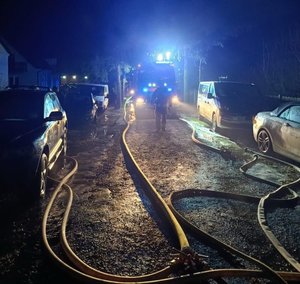 na zdjęciu samochody i strażacy