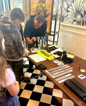 policjant z dzieckiem