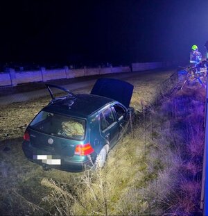 na zdjeciu udszkodzony samochód