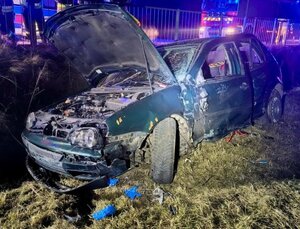 na zdjeciu uszkodzony samochód