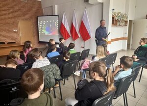 dzieci z policjantem