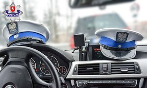na zdjęciu radiowóz policyjny i czapki