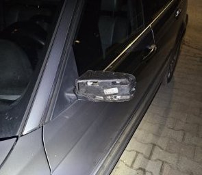 uszkodzone lusterko w samochodzie