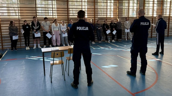 policjanci prowadzą zajęcia