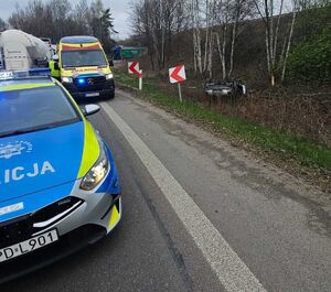 służby na miejscu zdarzenia na drodze