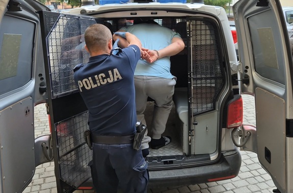 Policjant z zatrzymanym
