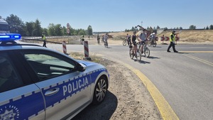 Policjant kieruje ruchem