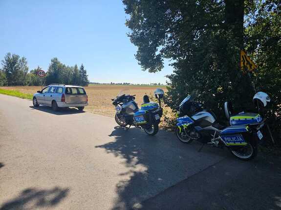 Motocykl policyjny i samochód osobowy