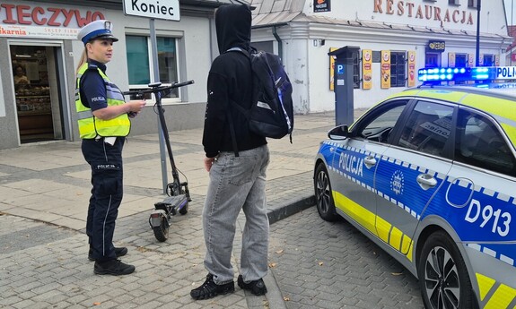 Policjanci kontrolują kierującego hulajnogą